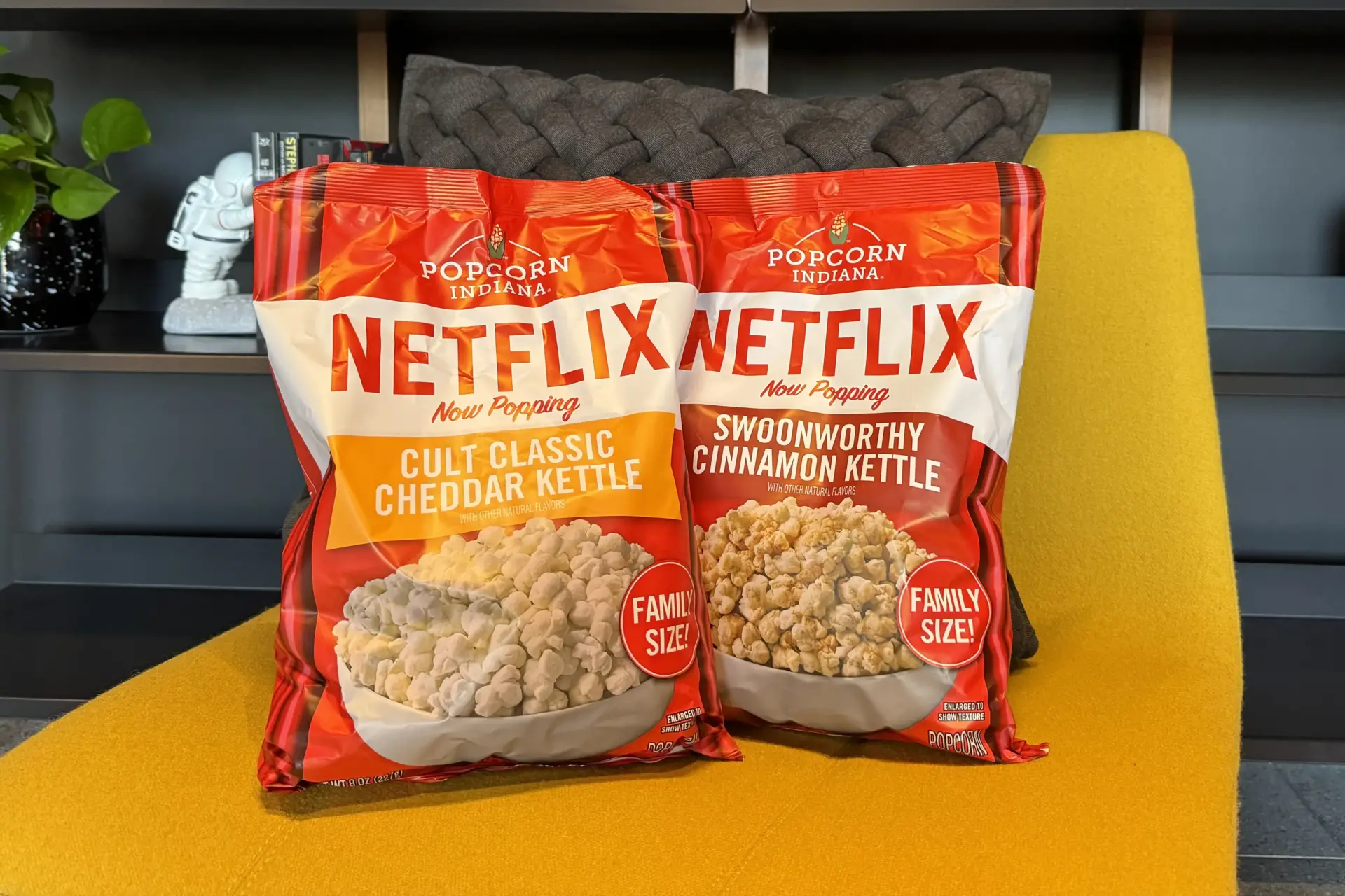 Netflix, izleyicilerine dizi ve film keyfi sunarken şimdi de patlamış mısır keyfi sunmaya hazırlanıyor. Şirket, Popcorn Indiana ile iş birliği yaparak iki yeni lezzet seçeneğiyle patlamış mısır serisini tanıttı: “Cult Classic Cheddar Kettle” ve “Swoonworthy Cinnamon Kettle.” Netflix Now Popping atıştırmalıkları, Walmart ve diğer perakendecilerde 4.49 dolara satışa sunulacak. Bu hamlenin amacı, doğrudan gelir elde etmekten ziyade, markayı perakende noktalarında tüketicilere tanıtmak. 2020 yılında Ben & Jerry’s ile Netflix & Chilll’d adlı dondurma çeşidini piyasaya süren Netflix, şimdi de patlamış mısır serisiyle gıda sektöründe yer alıyor. Netflix, uzun sinema gösterim sürelerine karşı olmasına rağmen, New York'taki Paris Theatre, Hollywood'daki Egyptian Theatre ve Kaliforniya’daki Bay Theater olmak üzere üç sinema salonu işletiyor. Ayrıca, 2025’te Dallas ve King of Prussia, Pa.’da “Netflix House” adıyla eğlence, restoran ve perakende kompleksleri açmayı planlıyor.