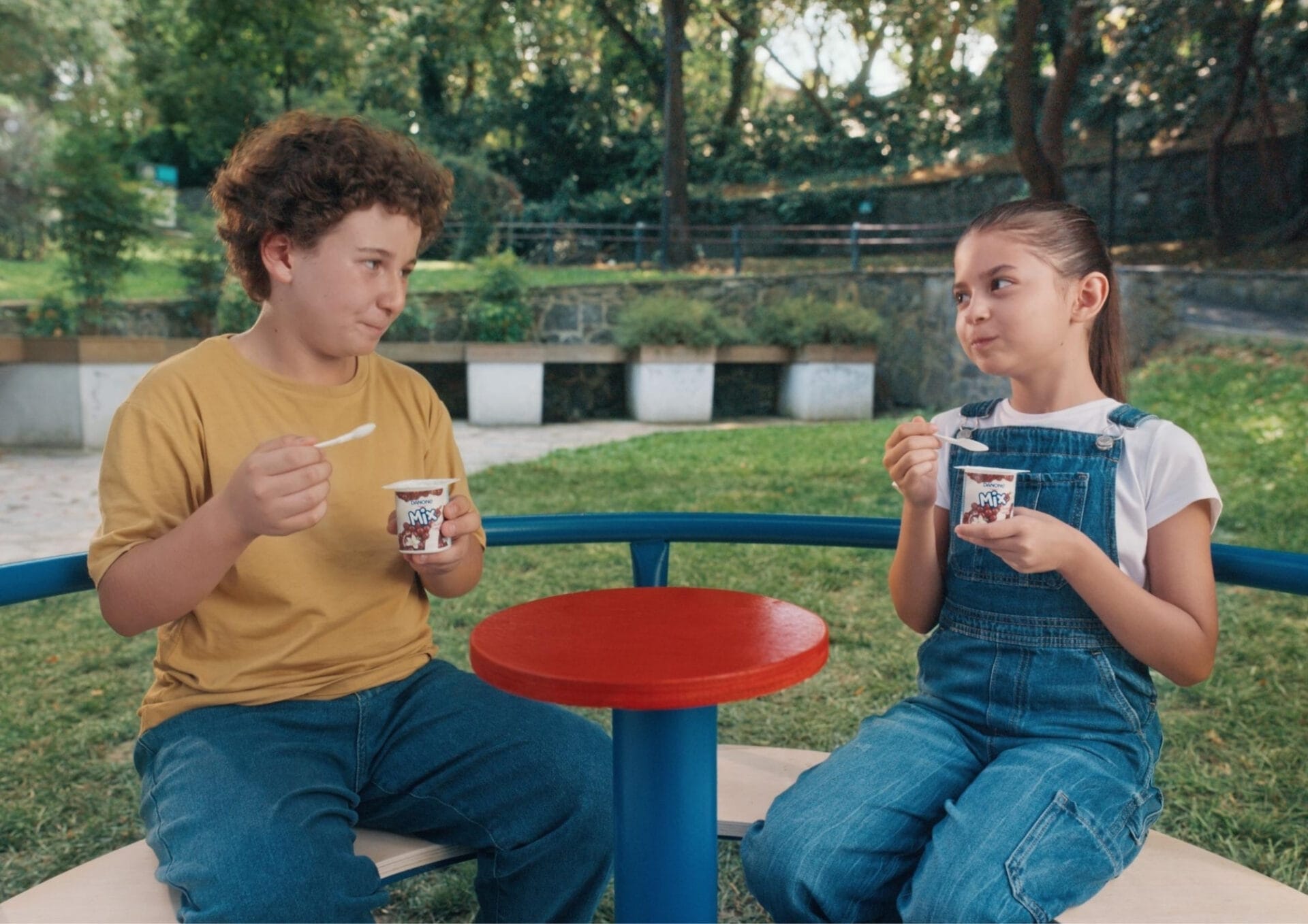 Danone ile eğlenceyi ister kaşıkla ister yudumla!