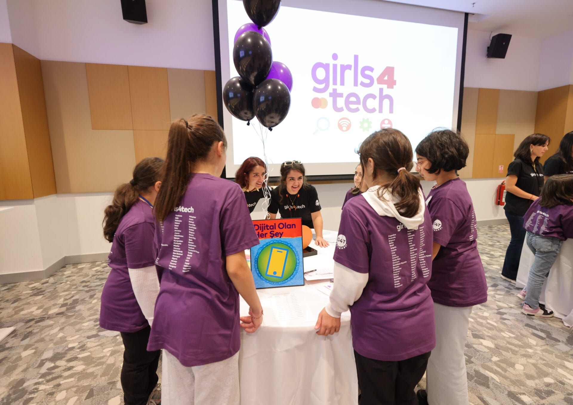 Yaklaşık 7 milyon kız çocuğunu STEM alanında cesaretlendiren Girls4Tech Türkiye’de