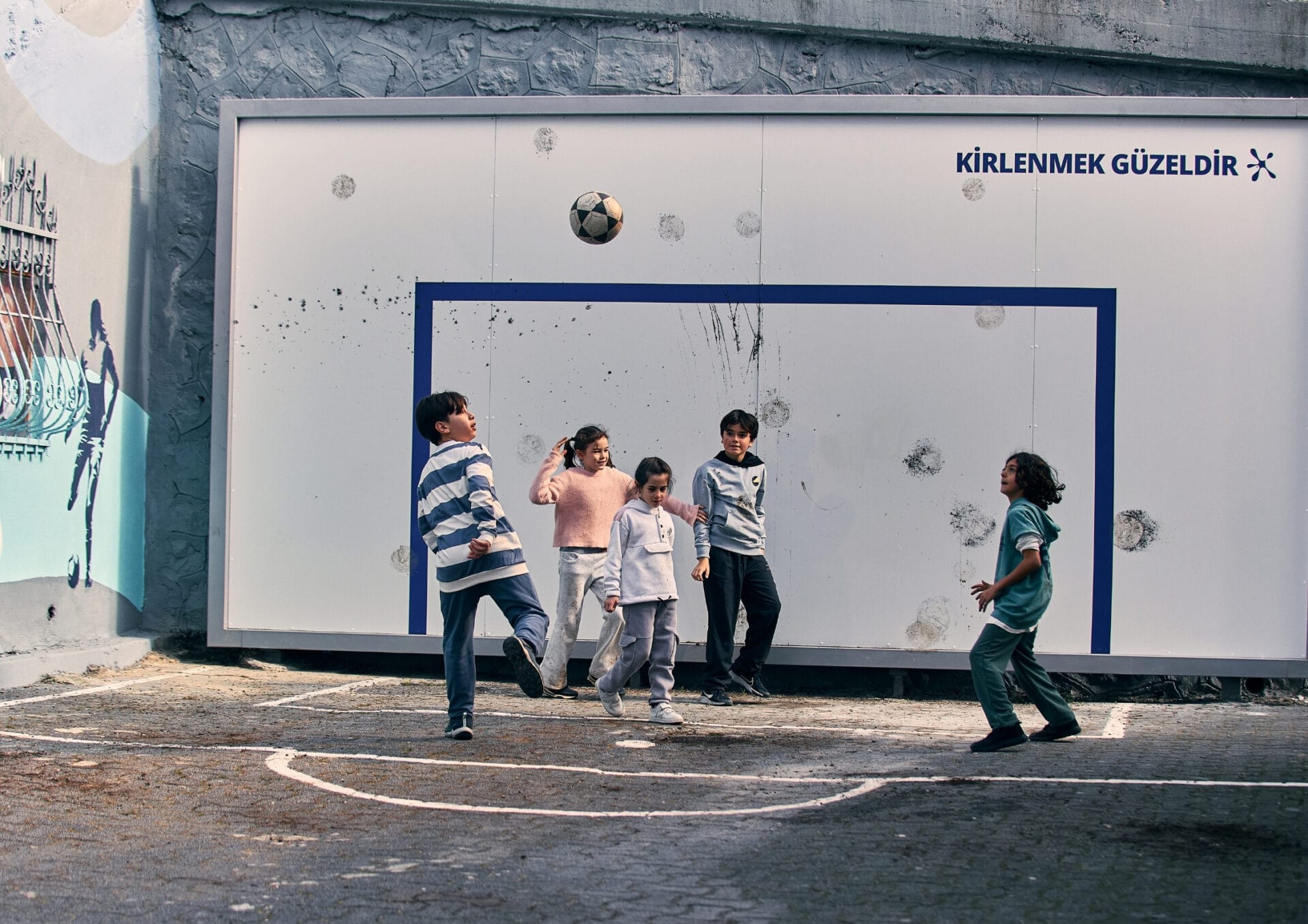 Oyun dışarıda: OMO, açık hava reklamlarını spor alanına çevirdi