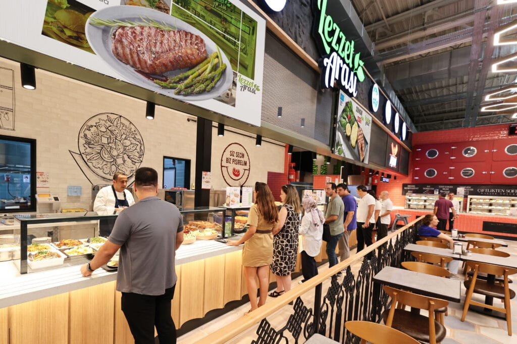 CarrefourSA, market içinde restoran deneyimini genişletiyor: Yeni Lezzet Arası şubesi Kozyatağı’nda açıldı